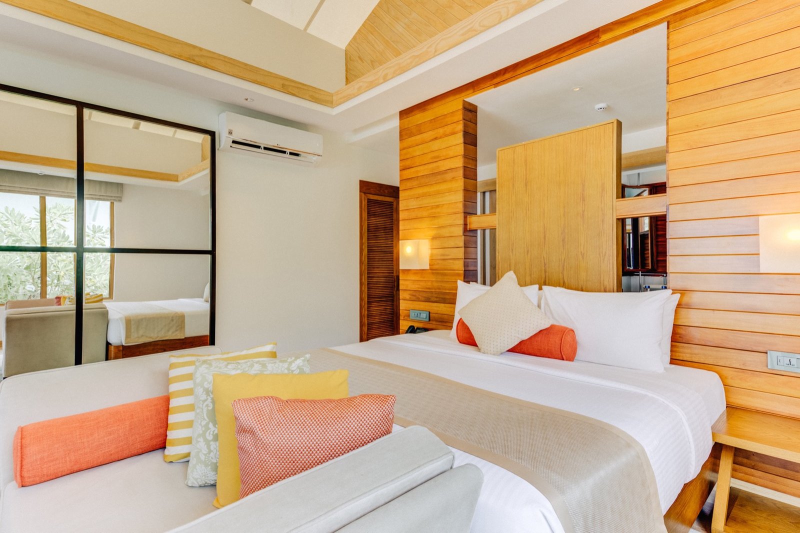 cinnamon_hotels_and_resorts-hakuraa_huraa-beach_bungalow-bedroom2