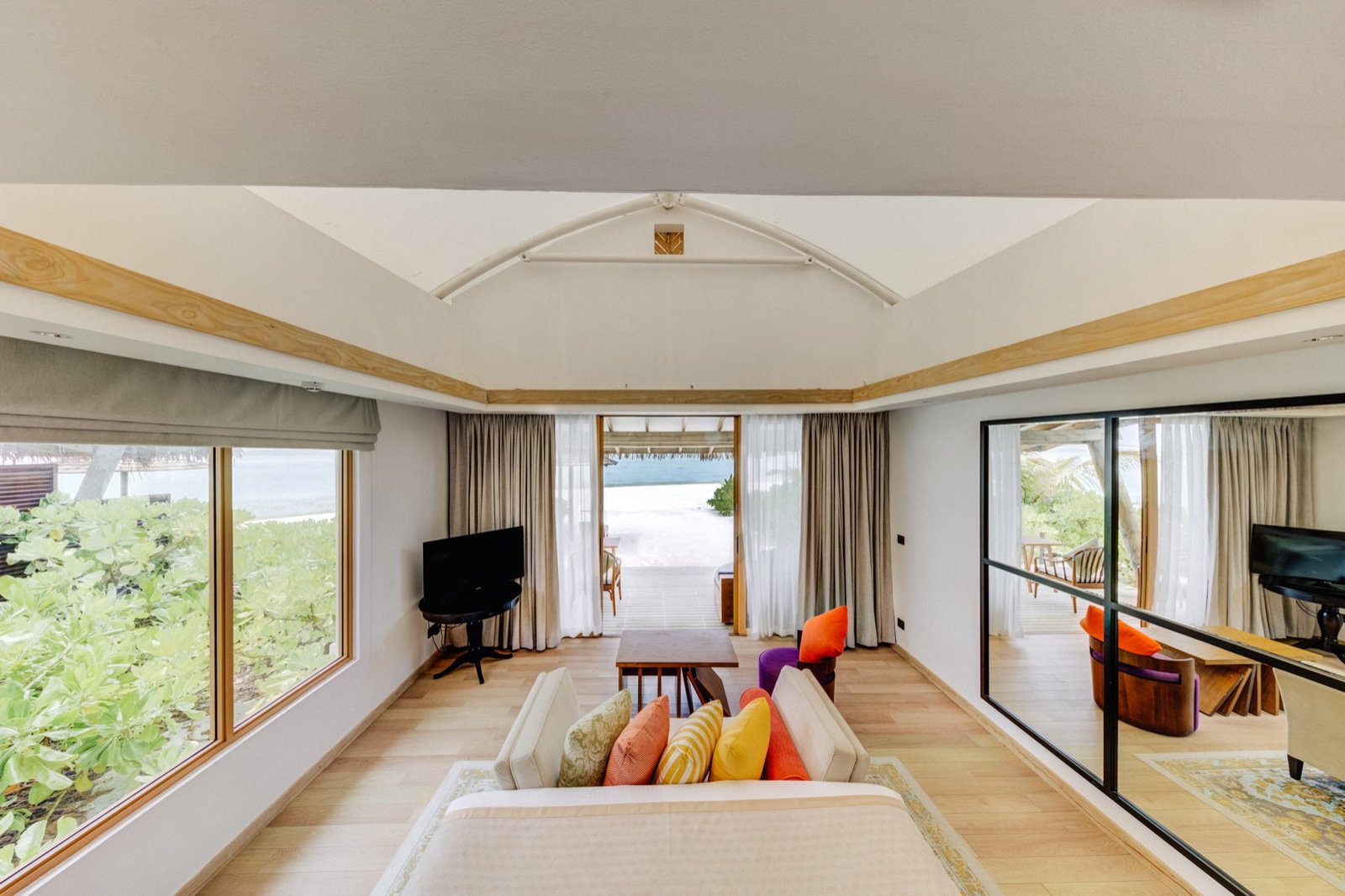 cinnamon_hotels_and_resorts-hakuraa_huraa-beach_bungalow_bedroom1