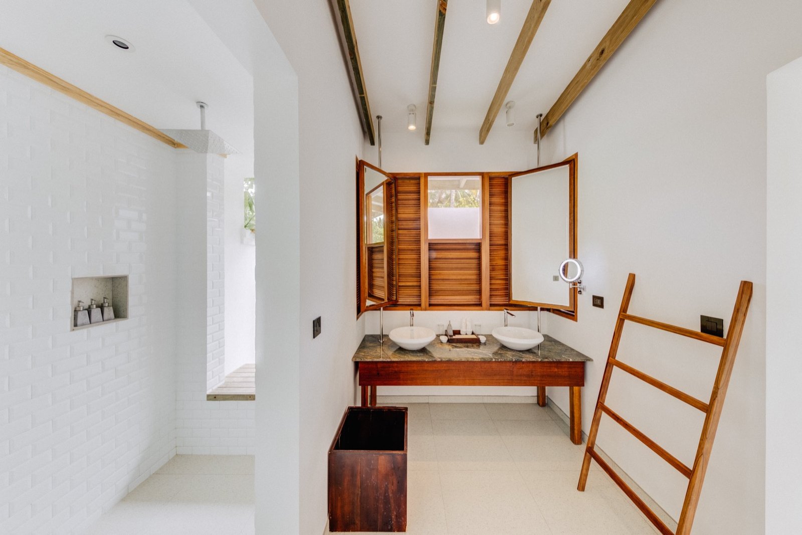 cinnamon_hotels_and_resorts_hakuraa_huraa-beach_bungalow-bathroom